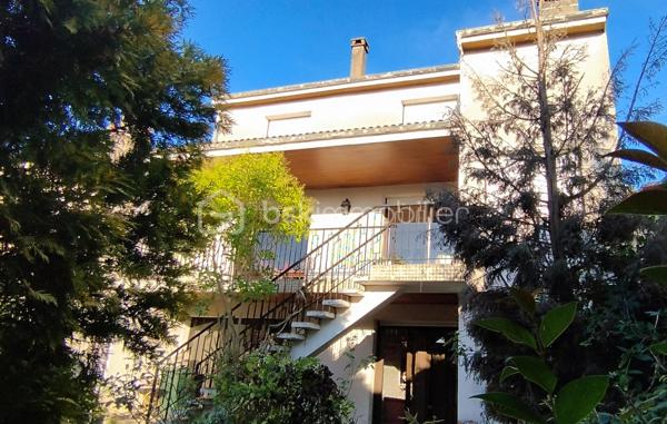 A vendre 8min sortie péage autoroute Damazan, au confluent du Lot et de la Garonne, au cœur de la Nouvelle Aquitaine, Maison pierre avec espace vert et garage 
En osmose avec sa ville historique et touristique, venez profiter de cette spacieuse maison proche commodités, commerces et établissements scolaires. 
Ce bien  vous surprend autant par son espace intérieur, que par son potentiel. 
Vous pouvez profiter :
- de prestations très appréciées comme : séjours, cheminée, cuisine aménagée, chauffage central, garages...
- de l'espace : nombreuses chambres, salles de bain, d'eau, WC, rangements, terrasses avec terrain clos et verdoyant sans vis à vis...
L'élégance de ce lieu unique vous accueille dès à présent et vous offre l'opportunité de réaliser toutes vos envies.
Affaire à saisir :)