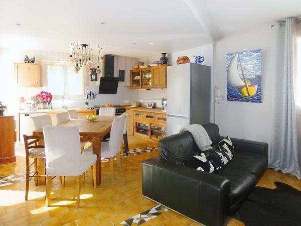 Maison de village avec garage,  terrasse et piscine