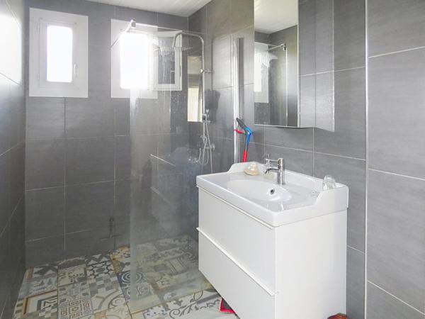 Maison de village avec garage,  terrasse et piscine