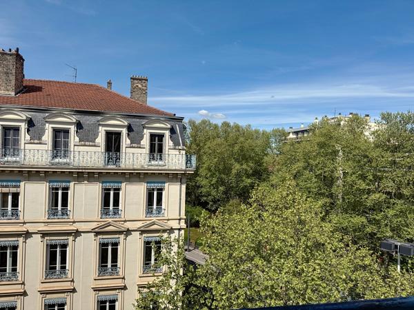 Proche Parc Tête d'or: T3 Dernier étage, charme de l'ancien, rénovations soignées :