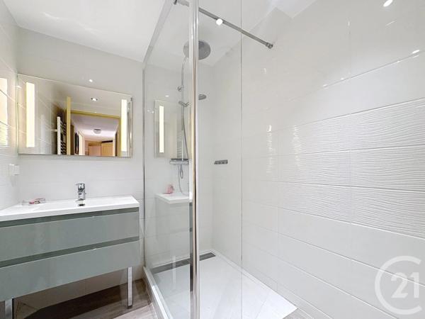 Appartement F4 à vendre  4 pièces - 107,67 m 2   FREJUS  - 83