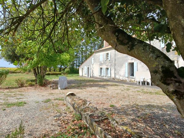 Saint-Jean-de-Liversay (17170) Propriété composée de 3 maisons