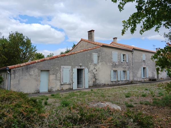 Saint-Jean-de-Liversay (17170) Propriété composée de 3 maisons