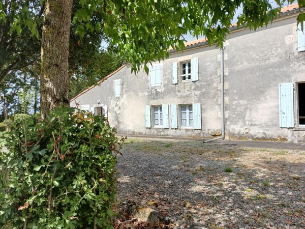 Saint-Jean-de-Liversay (17170) Propriété composée de 3 maisons