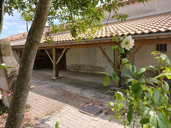 Saint-Jean-de-Liversay (17170) Propriété composée de 3 maisons