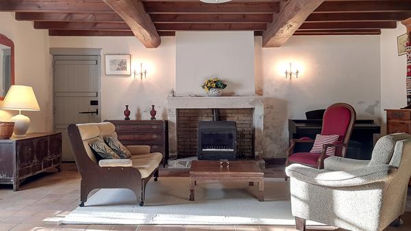 Saint-Jean-de-Liversay (17170) Propriété composée de 3 maisons