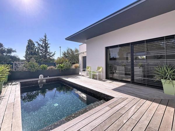 Villa contemporaine de plain-pied avec piscine et garage