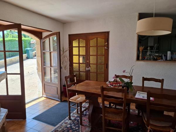 Superbe point de vue pour cette maison de caractère située à proximité du chemin de Saint Jacques de Compostelle ! Venez la découvrir