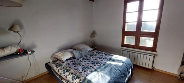 Superbe point de vue pour cette maison de caractère située à proximité du chemin de Saint Jacques de Compostelle ! Venez la découvrir