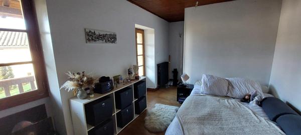 Superbe point de vue pour cette maison de caractère située à proximité du chemin de Saint Jacques de Compostelle ! Venez la découvrir