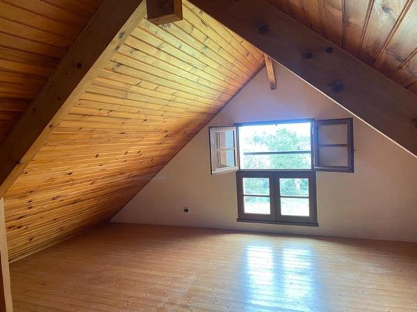 Superbe point de vue pour cette maison de caractère située à proximité du chemin de Saint Jacques de Compostelle ! Venez la découvrir