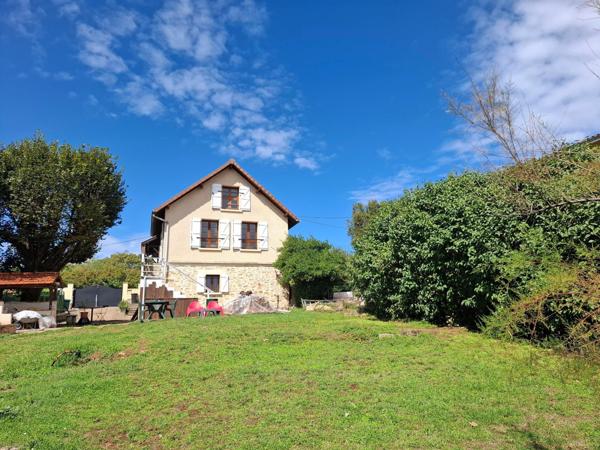 Superbe point de vue pour cette maison de caractère située à proximité du chemin de Saint Jacques de Compostelle ! Venez la découvrir