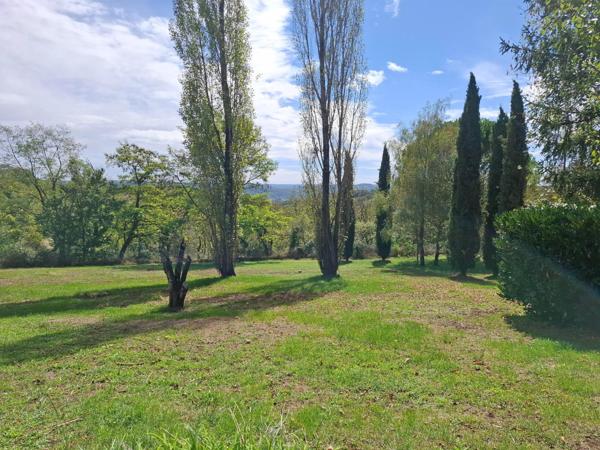 Superbe point de vue pour cette maison de caractère située à proximité du chemin de Saint Jacques de Compostelle ! Venez la découvrir