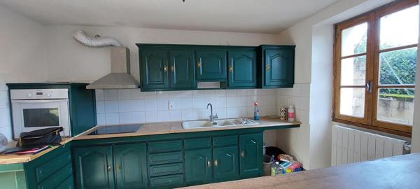 Superbe point de vue pour cette maison de caractère située à proximité du chemin de Saint Jacques de Compostelle ! Venez la découvrir