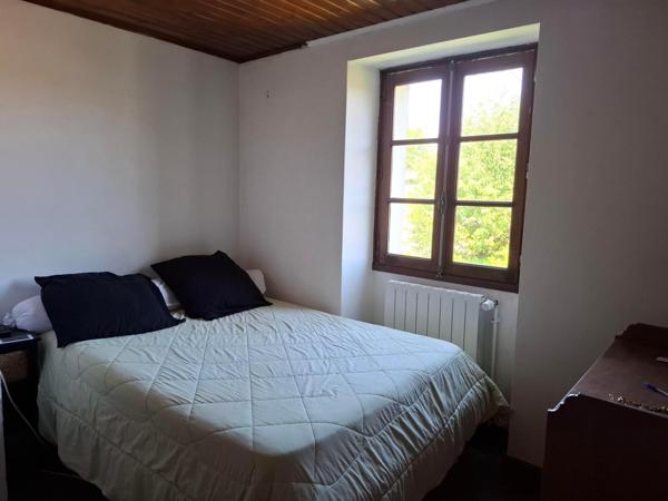 Superbe point de vue pour cette maison de caractère située à proximité du chemin de Saint Jacques de Compostelle ! Venez la découvrir