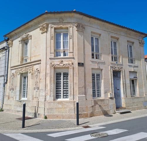 Surgères – Maison de ville de caractère face au Château