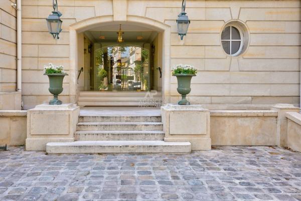 Versailles Parc appartement 4 pièces 96 m² au sol (85.97 m² carrez) situé au3ème et dernier étage avec ascenseur, cave et deux places de parking 840 000 € **  - Référence  28439