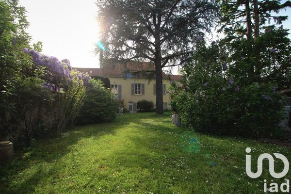 Maison traditionnelle 9 pièces de 200 m² à Saintry-sur-Seine (91250)