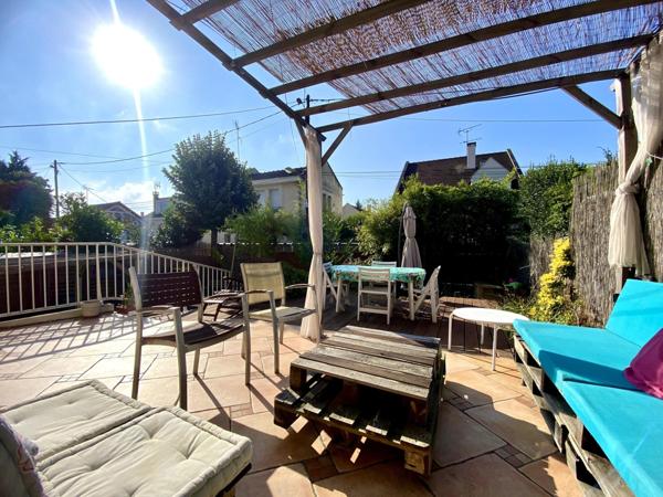 MAISON FAMILIALE AU CALME AVEC TERRASSE ET STATIONNEMENT