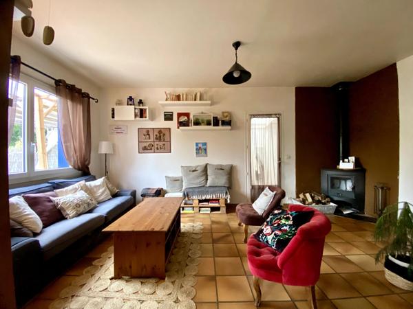 MAISON FAMILIALE AU CALME AVEC TERRASSE ET STATIONNEMENT