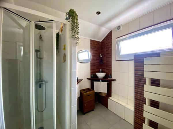 MAISON FAMILIALE AU CALME AVEC TERRASSE ET STATIONNEMENT