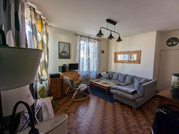 Immeuble de rapport: 2 appartements et local commercial