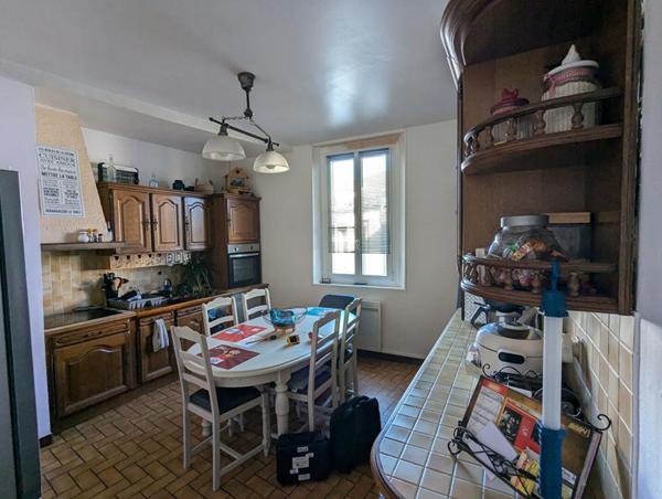 Immeuble de rapport: 2 appartements et local commercial