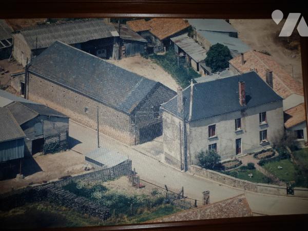 Ancien corps de ferme, à rénover, 200 m² hab. avec de nombreuses dépendances, four à pain, cour.