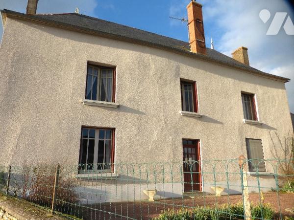 Ancien corps de ferme, à rénover, 200 m² hab. avec de nombreuses dépendances, four à pain, cour.