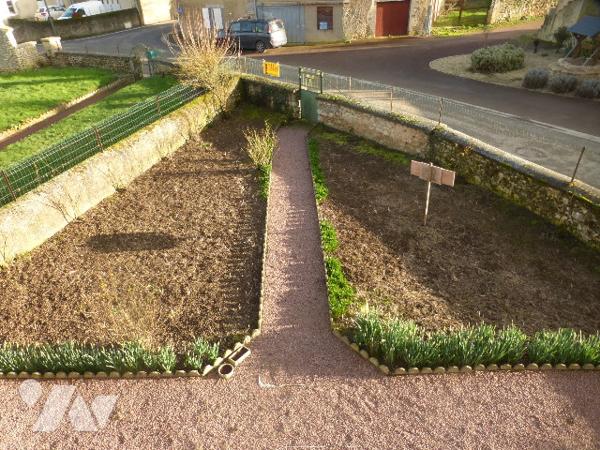 Ancien corps de ferme, à rénover, 200 m² hab. avec de nombreuses dépendances, four à pain, cour.
