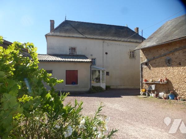 Ancien corps de ferme, à rénover, 200 m² hab. avec de nombreuses dépendances, four à pain, cour.