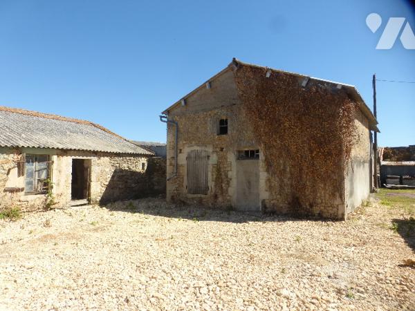 Ancien corps de ferme, à rénover, 200 m² hab. avec de nombreuses dépendances, four à pain, cour.