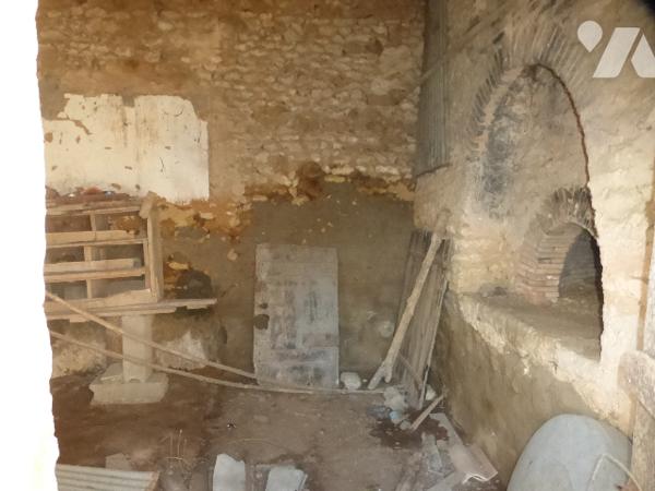 Ancien corps de ferme, à rénover, 200 m² hab. avec de nombreuses dépendances, four à pain, cour.