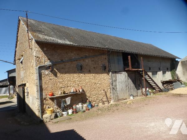 Ancien corps de ferme, à rénover, 200 m² hab. avec de nombreuses dépendances, four à pain, cour.