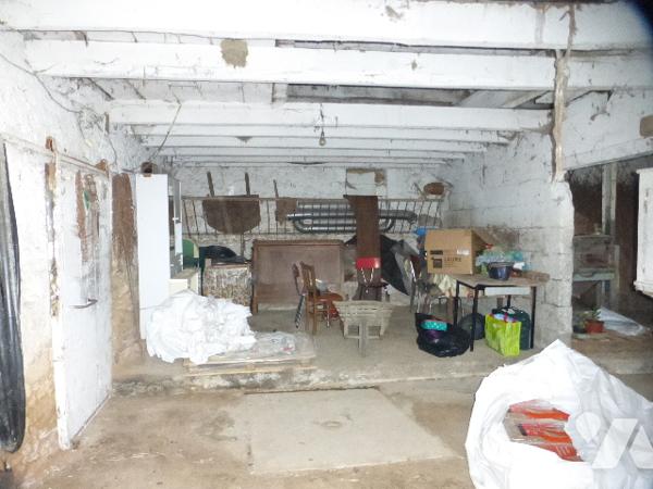 Ancien corps de ferme, à rénover, 200 m² hab. avec de nombreuses dépendances, four à pain, cour.