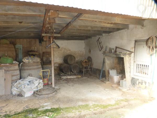 Ancien corps de ferme, à rénover, 200 m² hab. avec de nombreuses dépendances, four à pain, cour.