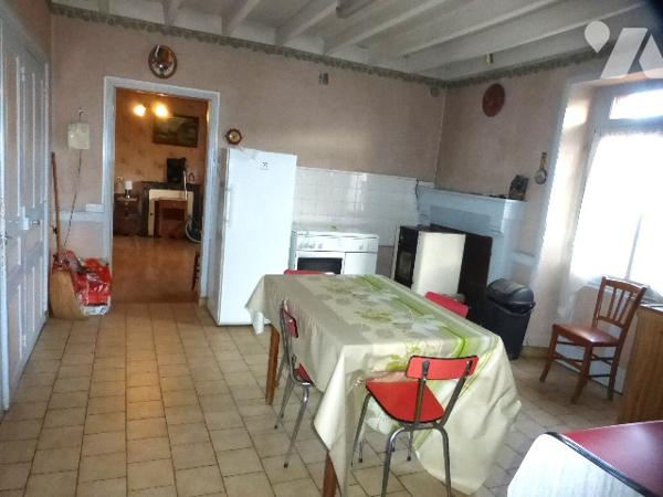 Ancien corps de ferme, à rénover, 200 m² hab. avec de nombreuses dépendances, four à pain, cour.