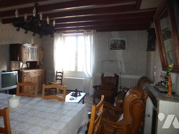 Ancien corps de ferme, à rénover, 200 m² hab. avec de nombreuses dépendances, four à pain, cour.