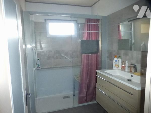 Ancien corps de ferme, à rénover, 200 m² hab. avec de nombreuses dépendances, four à pain, cour.