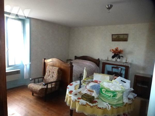 Ancien corps de ferme, à rénover, 200 m² hab. avec de nombreuses dépendances, four à pain, cour.