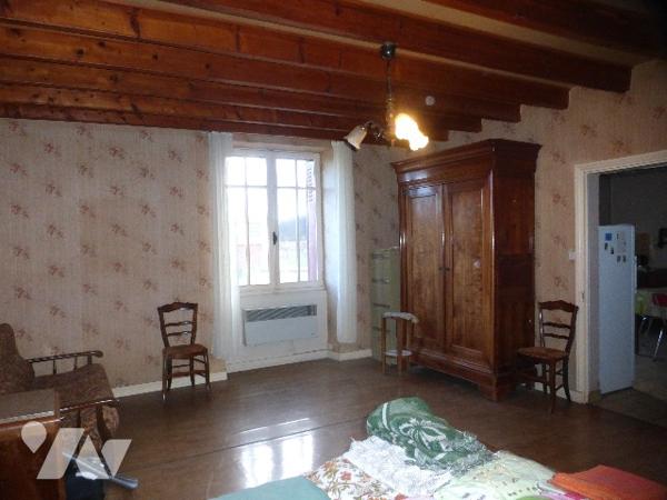 Ancien corps de ferme, à rénover, 200 m² hab. avec de nombreuses dépendances, four à pain, cour.