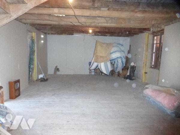 Ancien corps de ferme, à rénover, 200 m² hab. avec de nombreuses dépendances, four à pain, cour.