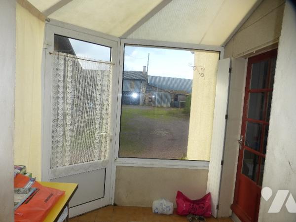 Ancien corps de ferme, à rénover, 200 m² hab. avec de nombreuses dépendances, four à pain, cour.