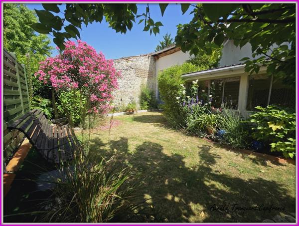 Maison à vendre 7 pièces SAINT JEAN D'ANGELY centre (17) 135m² avec Grand GARAGE, 3 chambres et 1 bureau