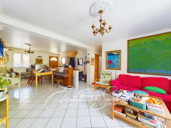 AGREABLE MAISON AVEC BEAUX VOLUMES