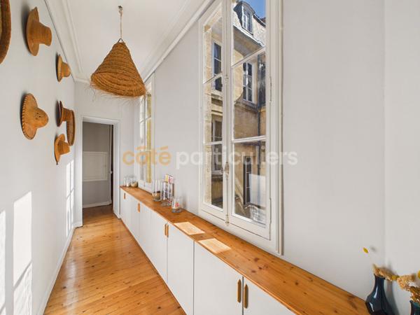 Vente
                Bureaux196 m² - 5 Pièces -
                    BORDEAUX (33000)