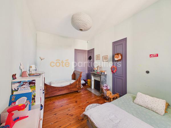 Vente
                Bureaux196 m² - 5 Pièces -
                    BORDEAUX (33000)