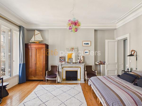 Vente
                Bureaux196 m² - 5 Pièces -
                    BORDEAUX (33000)