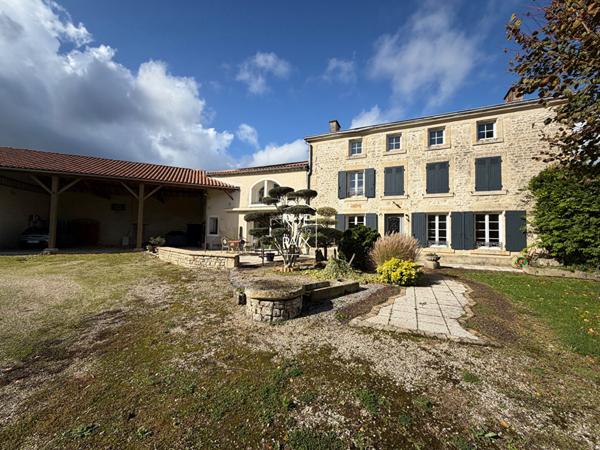 79400 AZAY LE BRULE Magnifique propriété en pierre - 250 m2 et cadre privilégié