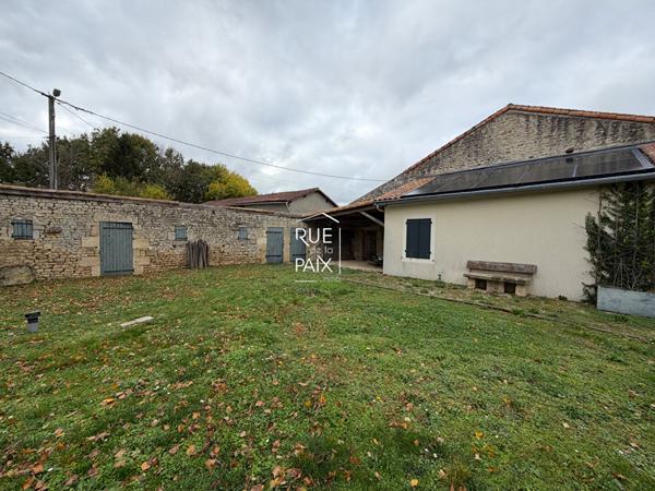 79400 AZAY LE BRULE Magnifique propriété en pierre - 250 m2 et cadre privilégié